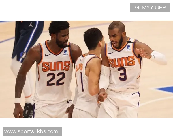 快船训练营首日盛况:灯泡组合同框小卡与比尔携手出击