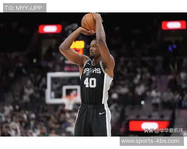 乔治半场表现稳定9投4中三分球命中率高达60贡献11分6篮板3助攻